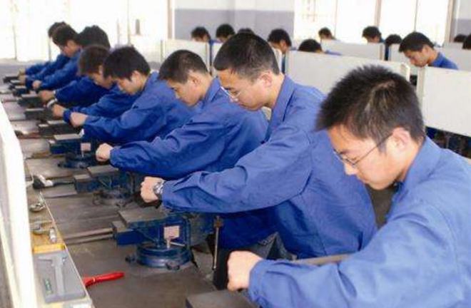 技術(shù)工人缺口下的隱憂 網(wǎng)絡(luò)信息技術(shù)開發(fā)中大國工匠精神的緊迫性